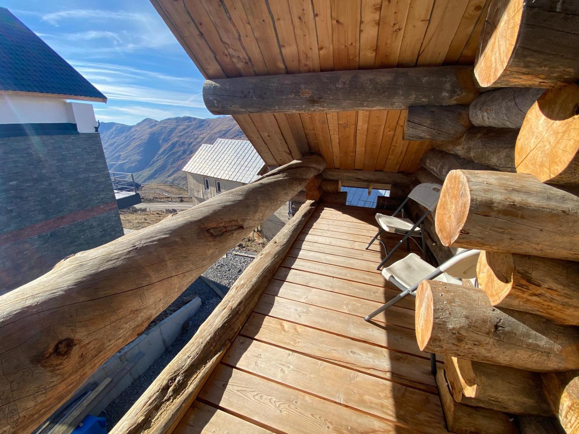 Mountain Cricket Chalets And Apartments Gudauri Room photo
